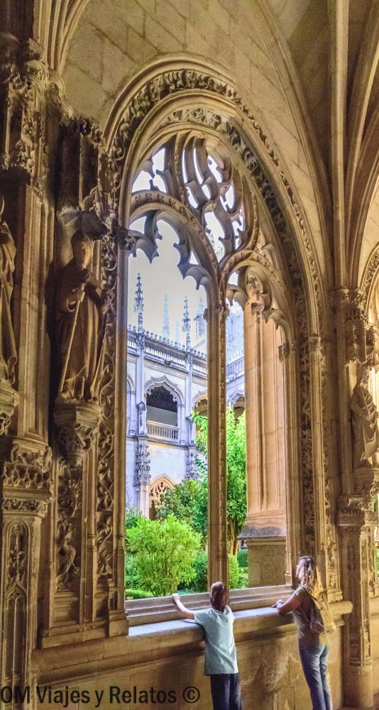 Que ver en Toledo en un día: Yo y nuestro hijo contemplando el claustro gótico del monasterio de San Juan de los Reyes