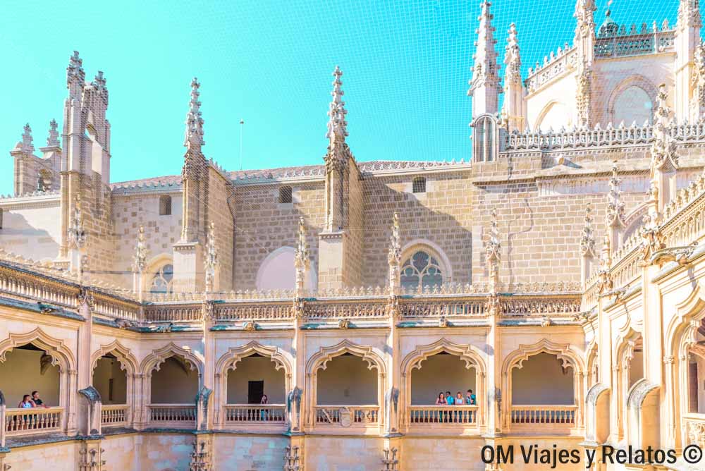 Que ver en Toledo en un día: turistas recorriendo las galerías del claustro gótico de San Juan de los Reyes
