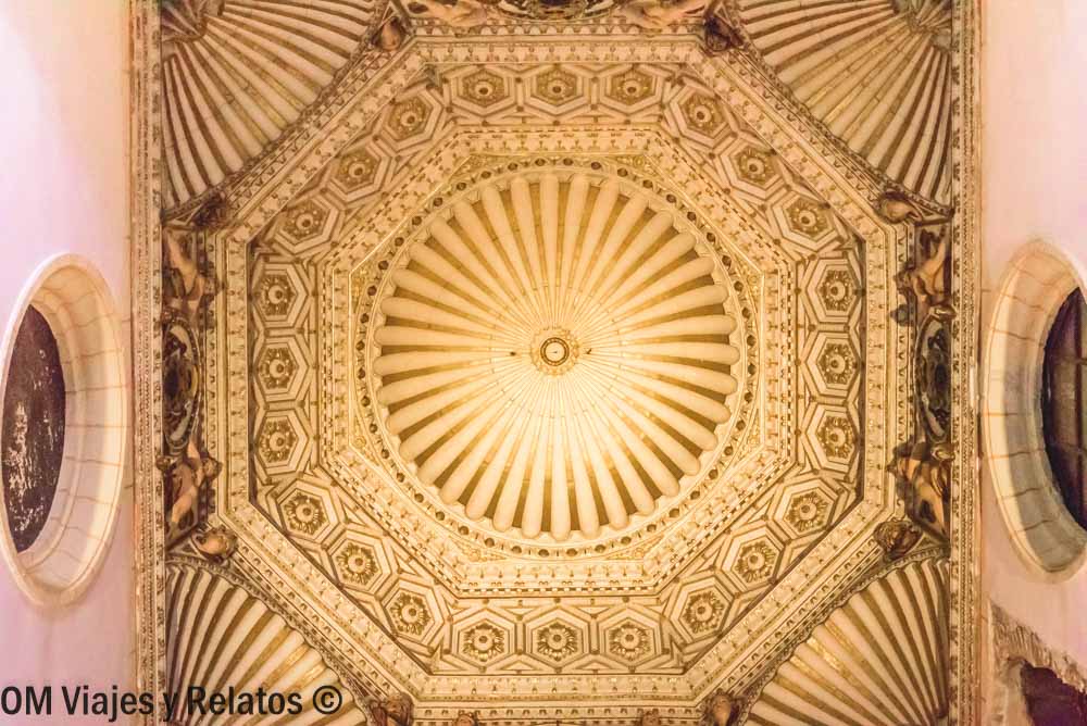 Que ver en Toledo en un día: impresionante cúpula interior con relieves y geometría en una iglesia de Toledo