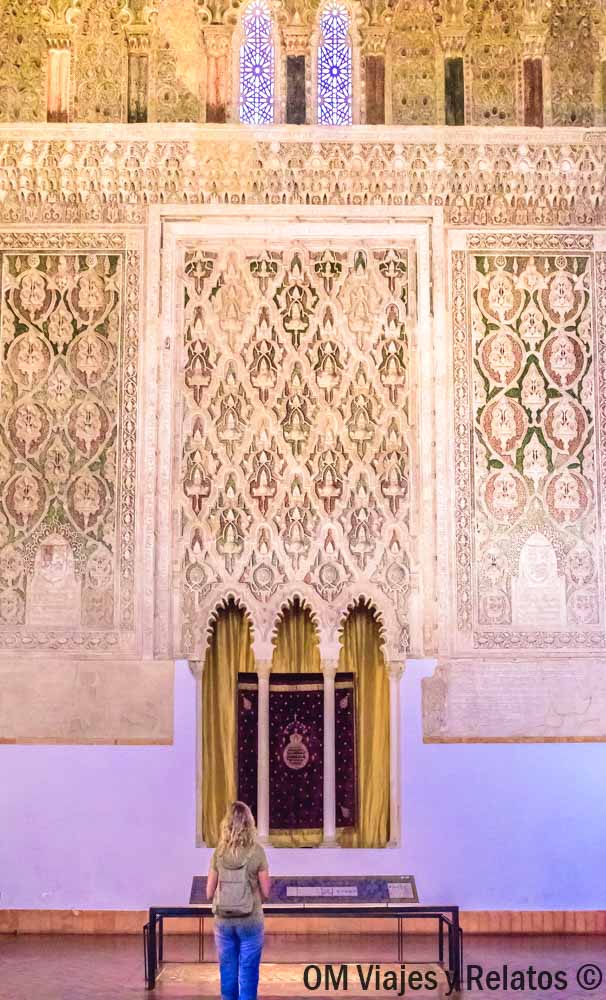 Que ver en Toledo en un día: Una servidora contemplando los relieves mudéjares de la Sinagoga del Tránsito