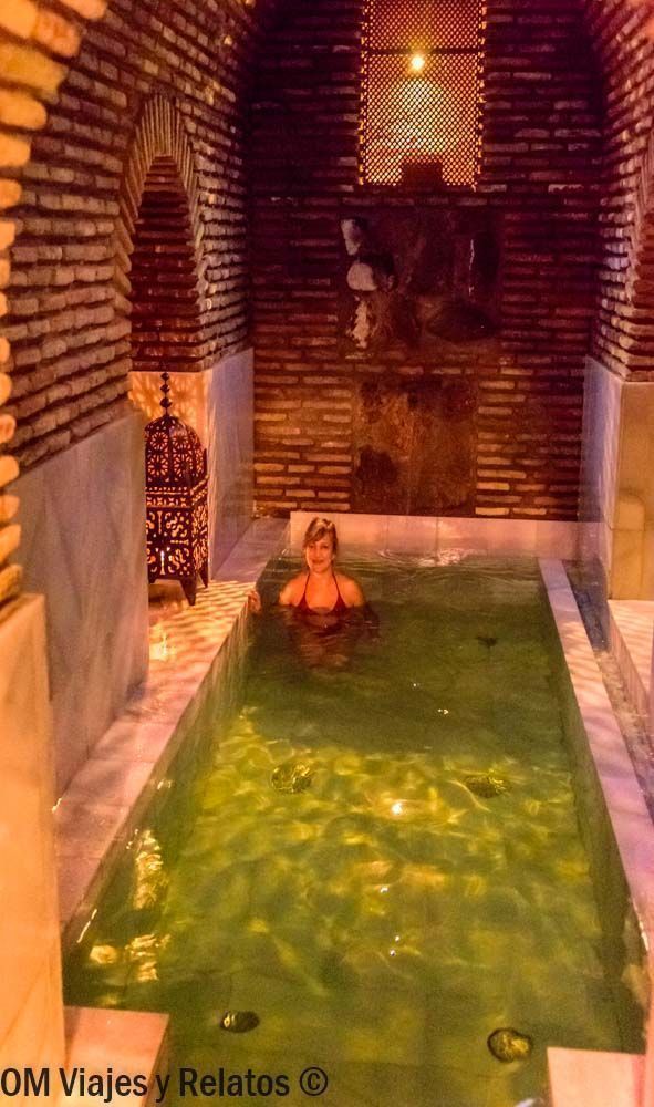 Una servidora disfrutando de los baños árabes de Toledo, una experiencia de bienestar en que ver en Toledo en un día
