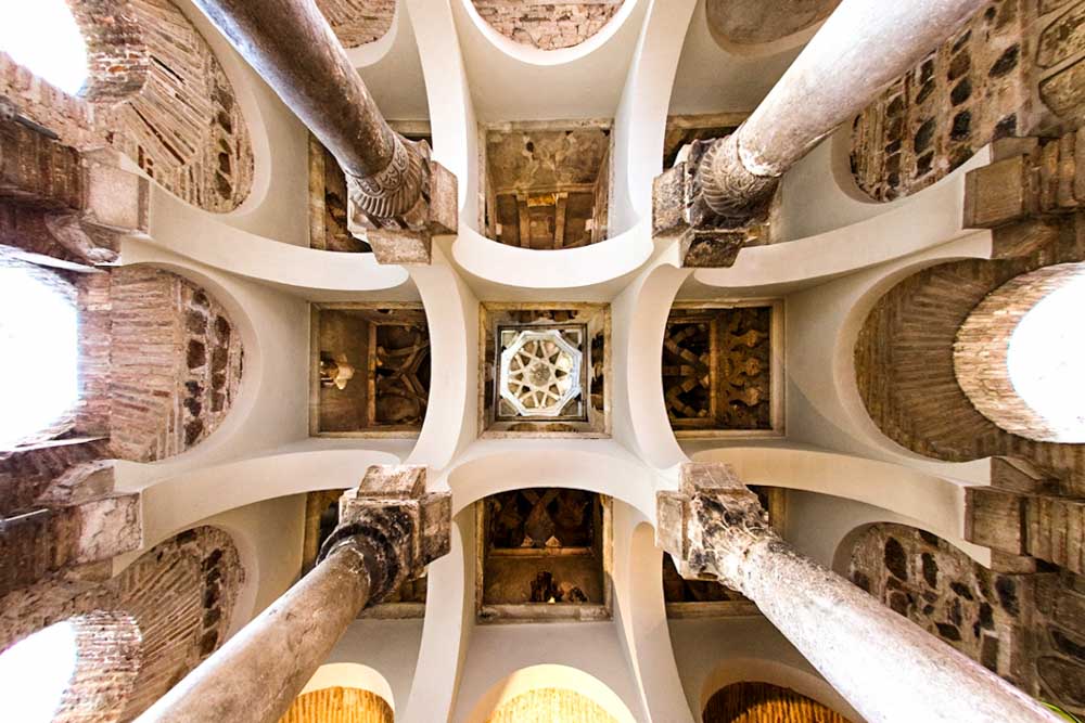 Interior de la mezquita del Cristo de la Luz con su cúpula y columnas vistas desde abajo, que ver en Toledo en un día