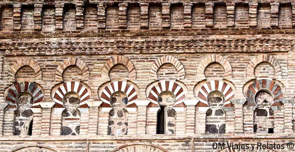 Que ver en Toledo en un día: detalle de arcos de herradura mudéjares en la fachada de la mezquita del Cristo de la Luz