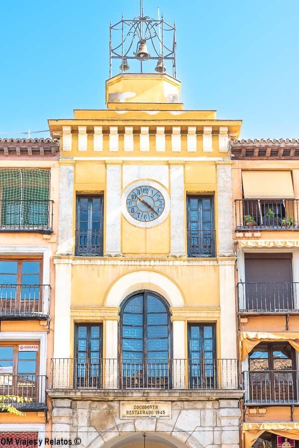 Que ver en Toledo en un día: reloj de la Plaza de Zocodover, corazón histórico de la ciudad