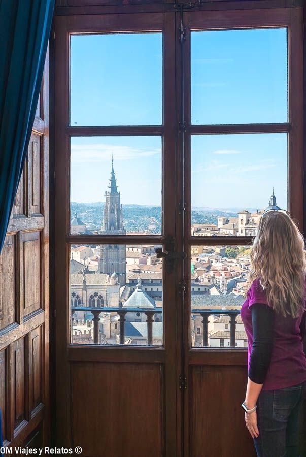 Una servidora contemplando la ciudad desde las alturas, uno de esos momentos mágicos que vivir en tu ruta de Que ver en Toledo en un día