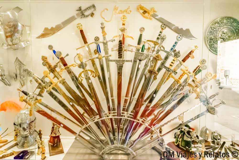 Que ver en Toledo en un día: colección de espadas toledanas expuestas en una tienda de recuerdos