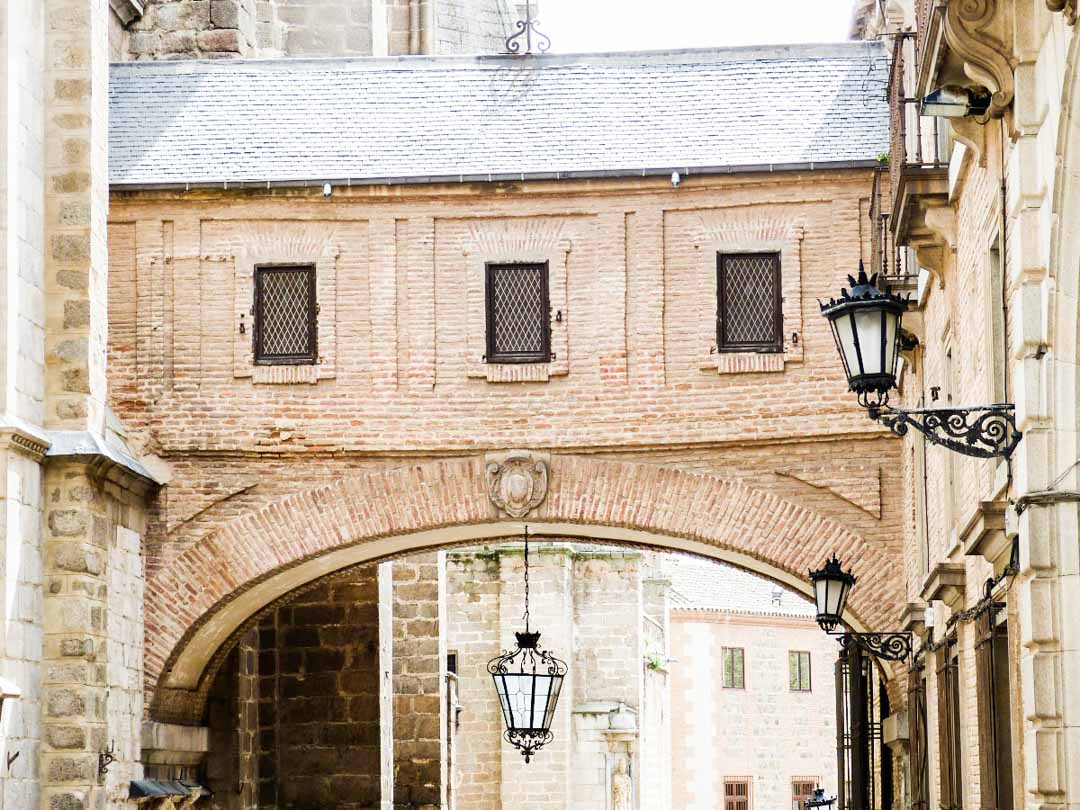 Arco con encanto junto a la Catedral, una de esas esquinas secretas que descubrir en tu ruta de Que ver en Toledo en un día