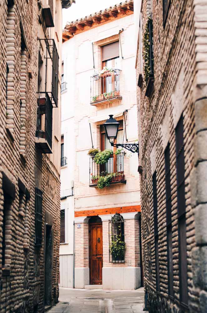 Perderse por callejones empedrados como este es parte de la magia de Que ver en Toledo en un día
