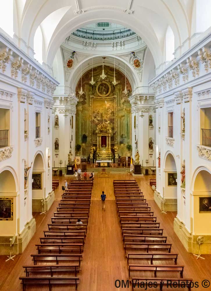 Que ver en Toledo en un día: interior de una iglesia barroca con altar dorado y bancos de madera