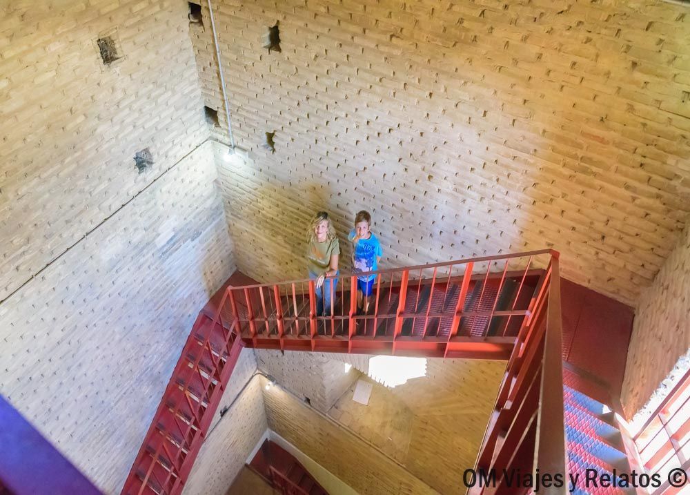 Una servidora y nuestro hijo subiendo a un mirador de Toledo por una escalera de metal, ruta de que ver en Toledo en un día
