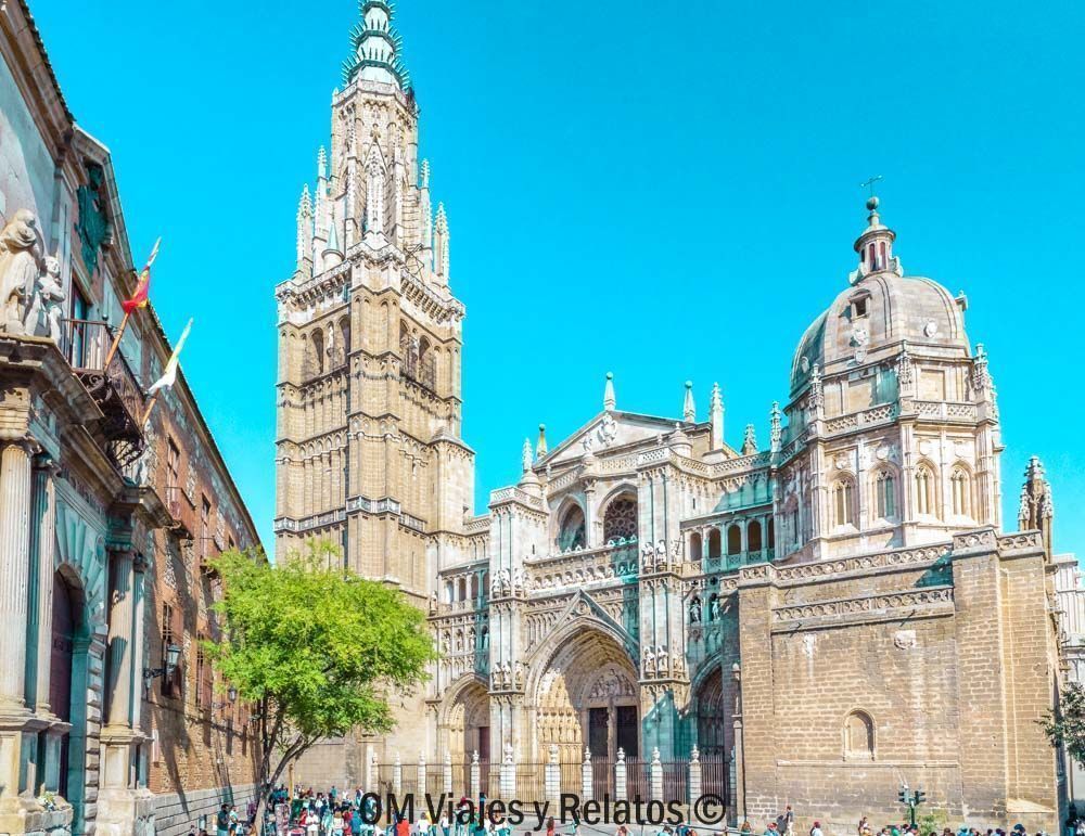 Catedral de Toledo y su imponente torre bajo el cielo azul, parada imprescindible en que ver en Toledo en un día