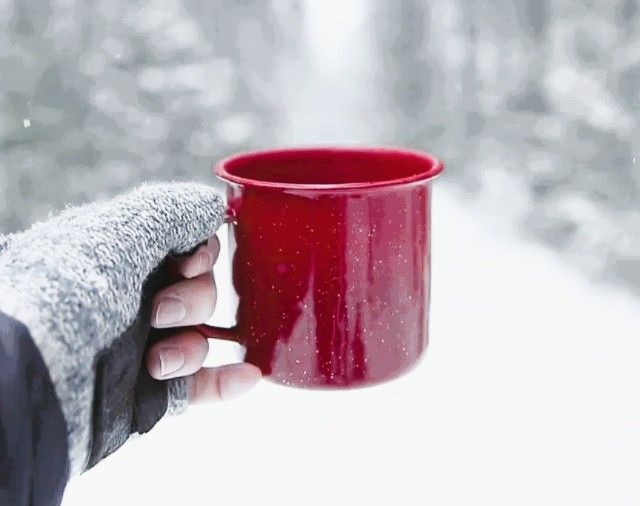 Taza de café en Islandia en febrero con su paisaje nevado