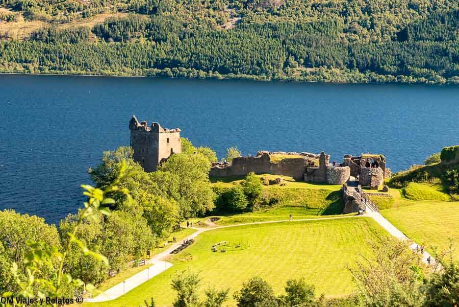 castillo de Urquhart en el Lago Ness desde Edimburgo.