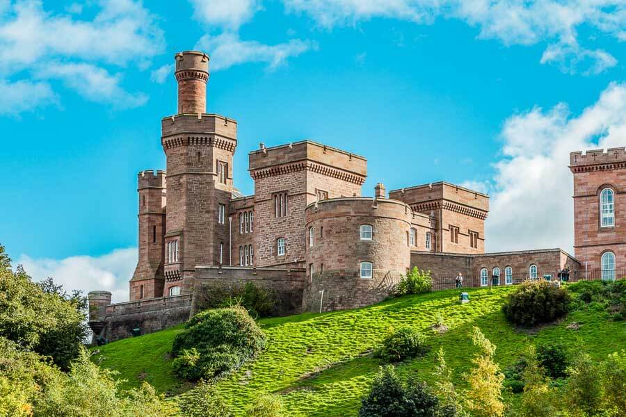 castillo de Inverness en un día soleado