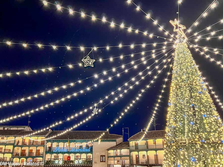 Iluminación navideña en la Plaza Mayor de Chinchón con gran árbol de Navidad y cielos estrellados – Chinchón que ver y donde comer