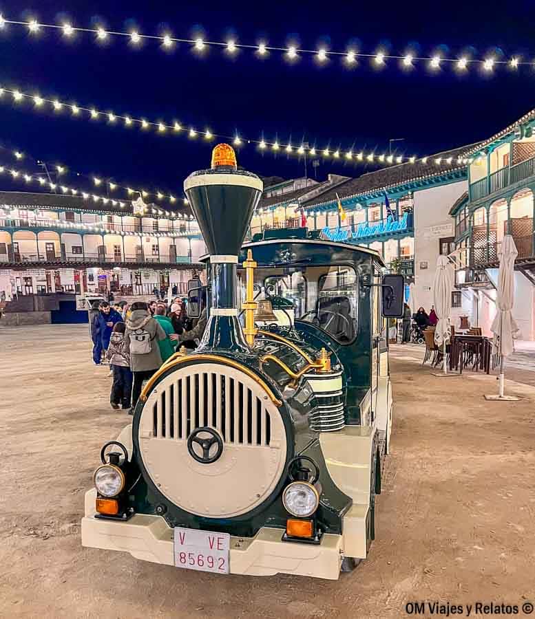 Navidad en Chinchón paseo en tren por la Plaza Mayor llena de luces y terrazas Chinchón que ver y donde comer