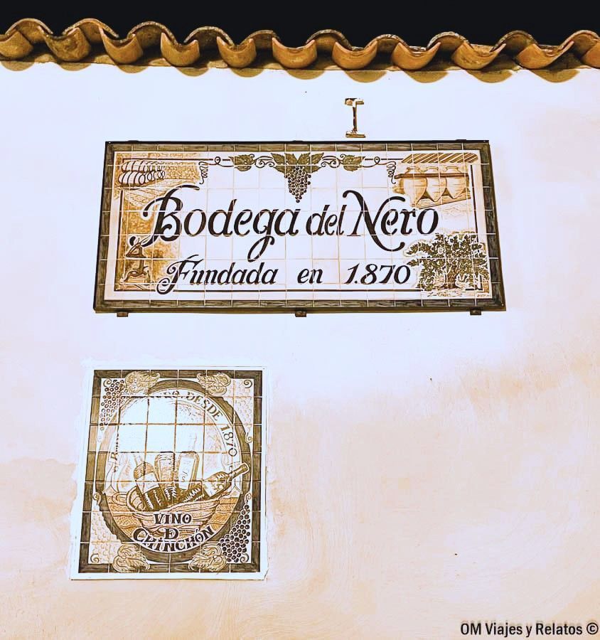 Rótulo de cerámica de la histórica Bodega del Nero fundada en 1870 en Chinchón que ver y donde comer