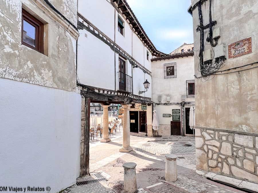 Plaza Galaz y casas tradicionales de Chinchón con fachadas encaladas y balcones de madera Chinchón que ver y donde comer