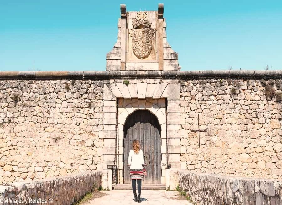 Una servidora frente a la puerta del castillo de Chinchón, antigua fortaleza entre los lugares más interesantes que ver, Chinchón que ver y donde comer