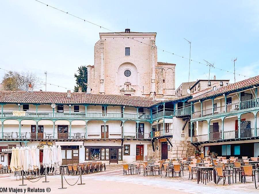 Iglesia de Nuestra Señora de la Asunción dominando la Plaza Mayor de balcones verdes, imprescindible en Chinchón que ver y donde comer