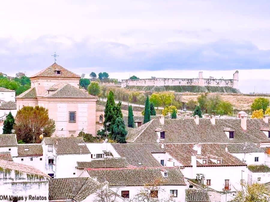 Vistas de los tejados de Chinchón con el castillo en la colina, Chinchón que ver y donde comer