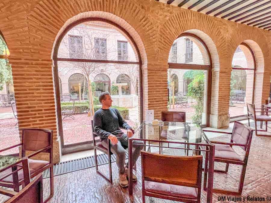 JC descansando en el claustro acristalado del Parador de Chinchón que ver y donde comer