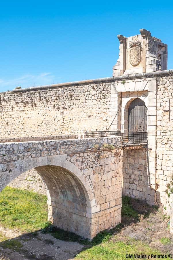 Fortificación medieval de Chinchón bajo el cielo azul, ejemplo perfecto de patrimonio que ver en Chinchón que ver y donde comer
