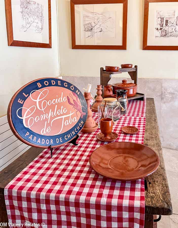 Mesa del restaurante El Bodegón del Parador de Chinchón, preparada para servir el famoso cocido completo de Taba – guía Chinchón que ver y donde comer.