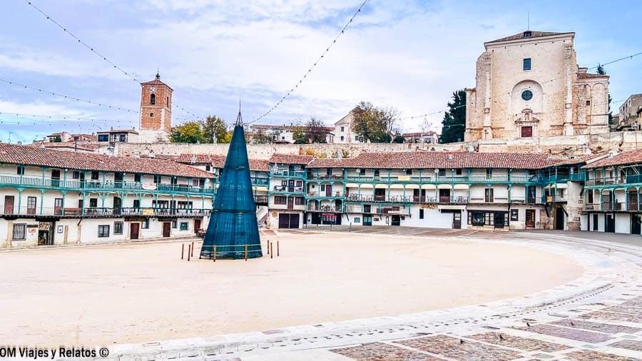 Vista panorámica de la Plaza Mayor de Chinchón con la iglesia al fondo, uno de los lugares icónicos de Chinchón que ver y donde comer