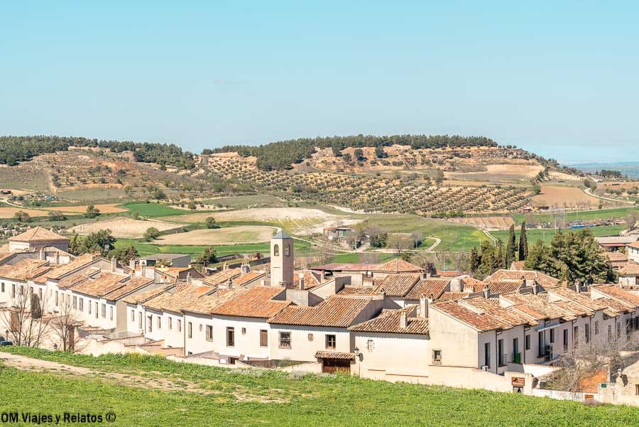 Panorámica de las casas de Chinchón y el paisaje de campos y viñedos alrededor, imprescindible en Chinchón que ver y donde comer
