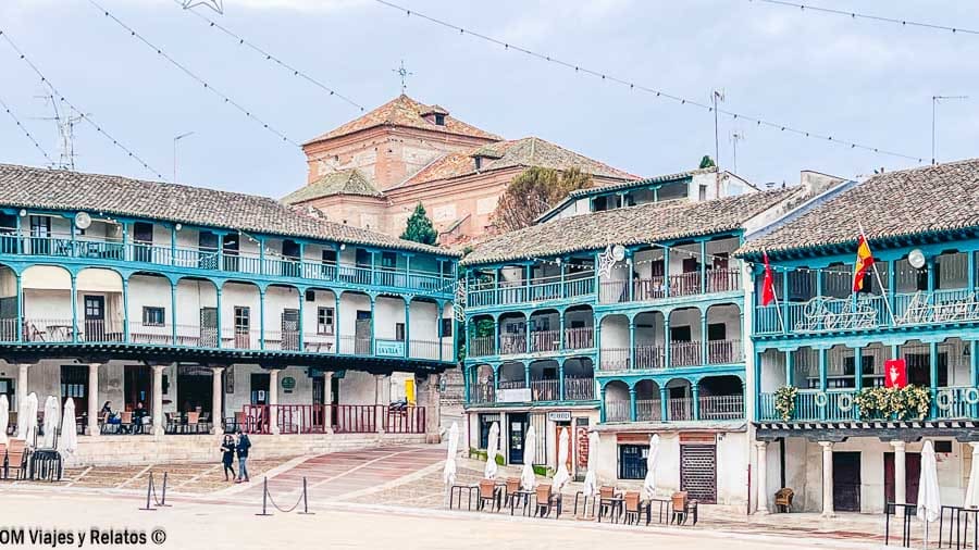 Ambiente típico en la Plaza Mayor de Chinchón ideal para tapear y disfrutar de la gastronomía local Chinchón que ver y donde comer