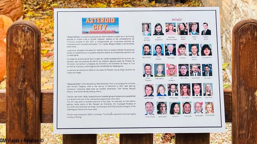 Cartel informativo sobre la película Asteroid City en los jardines del Parador de Chinchón, rodaje de cine en el pueblo – Chinchón que ver y donde comer.