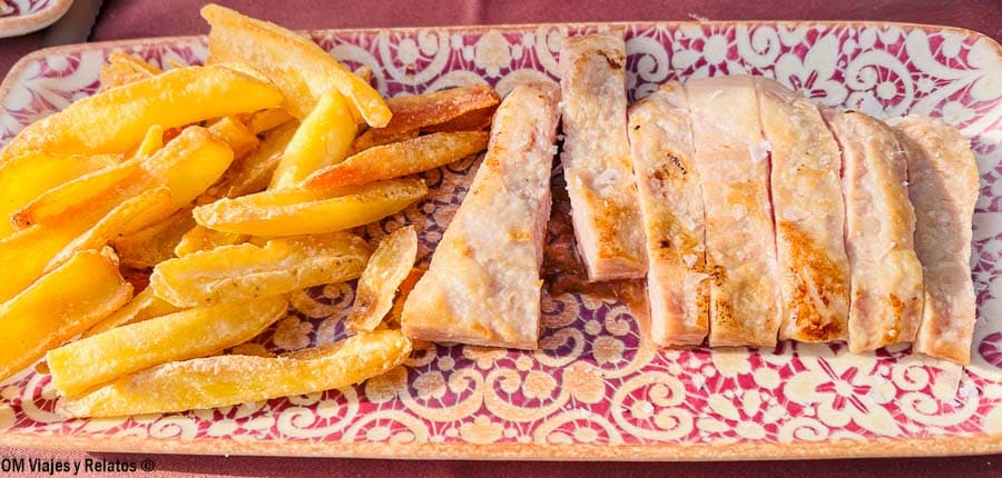 Degustación de carne a la parrilla con patatas crujientes, uno de los platos sencillos y ricos que probar en Chinchón – Chinchón que ver y donde comer.