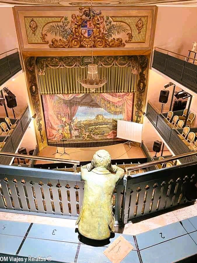Monumento a José Sacristán de niño dentro del histórico Teatro Lope de Vega, visita imprescindible en Chinchón que ver y donde comer