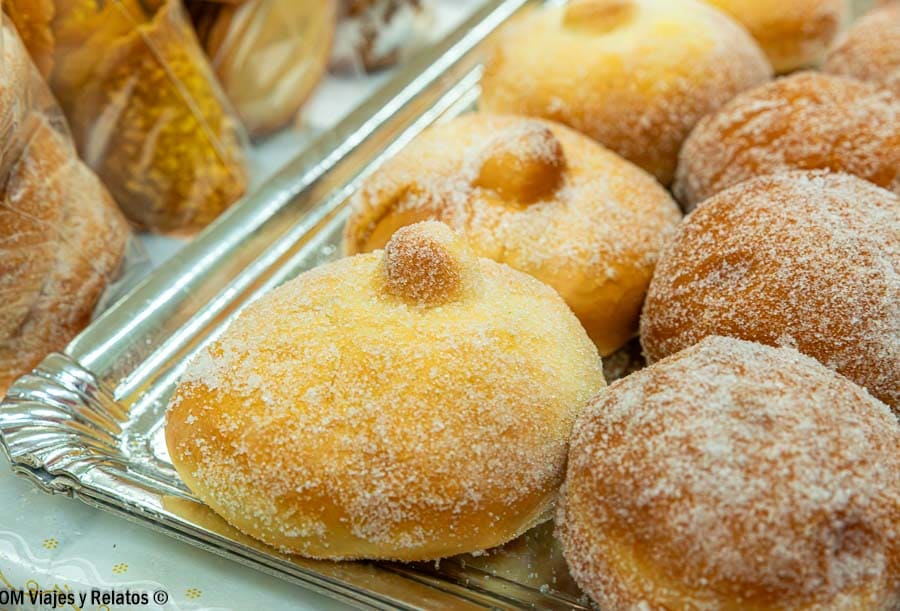 Bandeja de dulces típicos de Chinchón, las famosas “tetas de novicia”, imprescindibles para probar la repostería local – Chinchón que ver y donde comer.