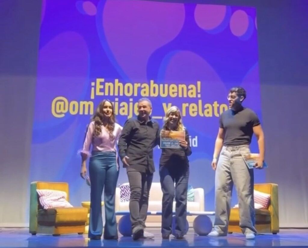 Momento de la entrega de nuestro Premio al blog OM VIAJES Y RELATOS por mejor contenido de viajes.