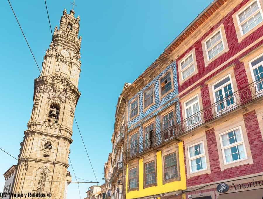 Torre de los Clérigos en Oporto junto a fachadas coloridas con azulejos, un lugar icónico que ver en Oporto en 2 días.