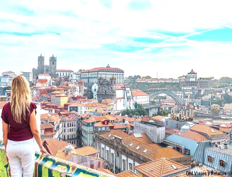 Una servidora contemplando las vistas panorámicas del casco histórico de Oporto y el puente de Luis I al atardecer, uno de los miradores imprescindibles que ver en Oporto en 2 días.