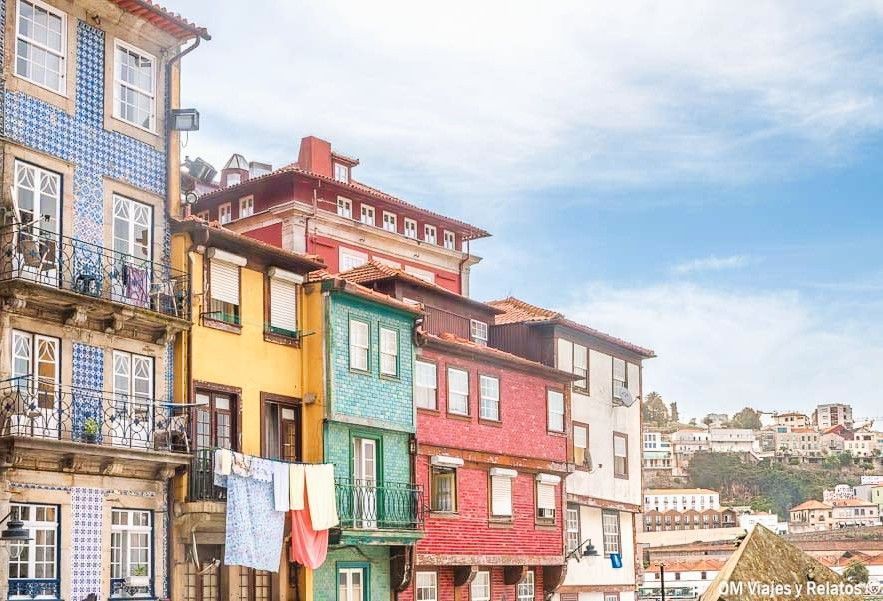 Casas de colores en la Ribeira de Oporto junto al río Duero, uno de los rincones con más encanto que ver en Oporto en 2 días.