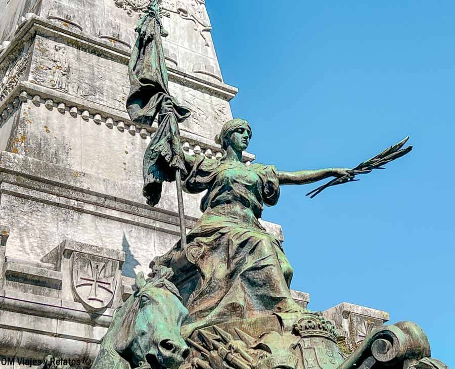 Estatua y monumento histórico en Oporto bajo cielo azul, un punto cultural imprescindible que ver en Oporto en 2 días.