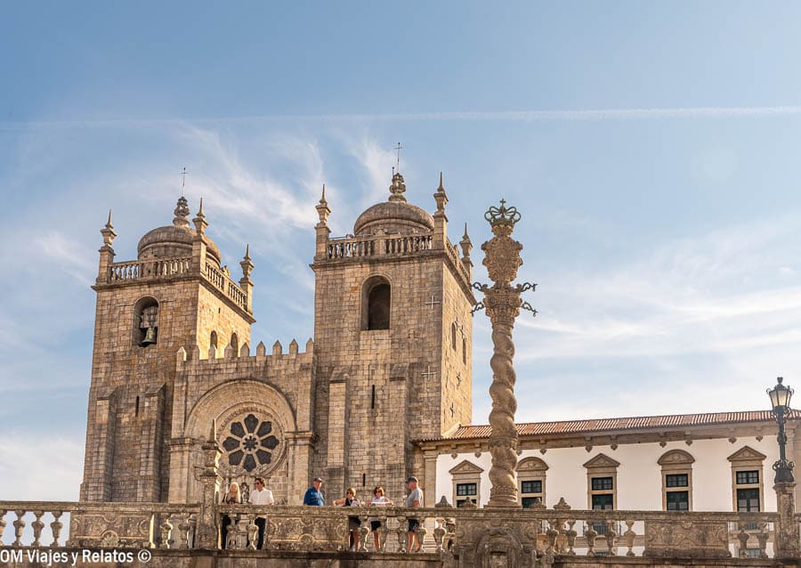 Catedral de la Sé de Oporto con el Pelourinho (picota) en primer plano al atardecer, un imprescindible que ver en Oporto en 2 días.