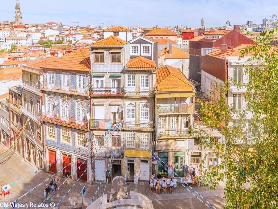 Casas tradicionales con azulejos y tejados rojos en el casco histórico de Oporto vistas desde un mirador, una estampa imprescindible que ver en Oporto en 2 días.