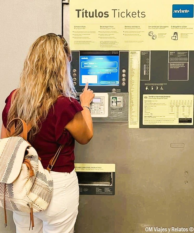 Una servidora comprando y recargando la tarjeta Andante en una máquina de billetes del metro de Oporto, clave para moverse y saber qué ver en Oporto en 2 días.