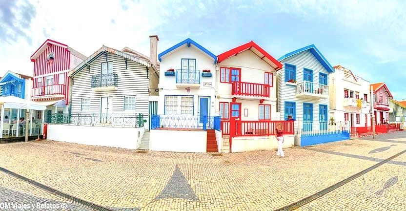 Casas de colores de Costa Nova cerca de Oporto, fachadas de rayas junto al paseo marítimo – Que ver en Oporto en 2 días.
