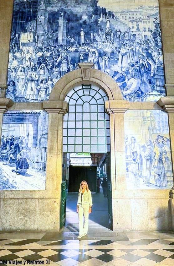 Yo posando en la Estación de São Bento de Oporto, bajo los famosos azulejos azules del vestíbulo, un imprescindible que ver en Oporto en 2 días.