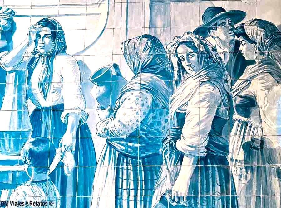 Mural de azulejos azules con escena tradicional portuguesa en Oporto, un detalle artístico imprescindible que ver en Oporto en 2 días.