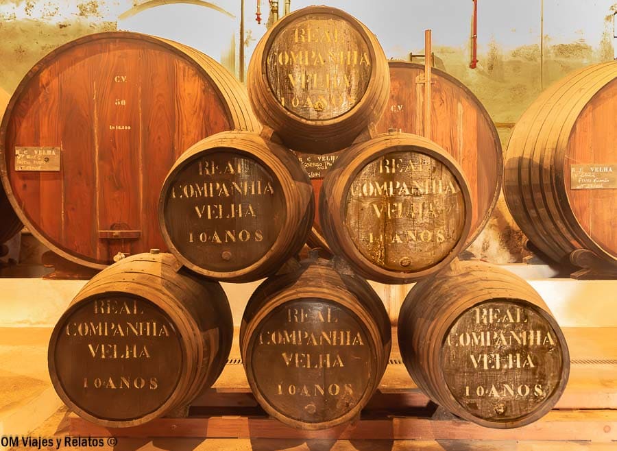 Barricas de vino de Oporto en una bodega tradicional de Vila Nova de Gaia, visita imprescindible que ver en Oporto en 2 días.