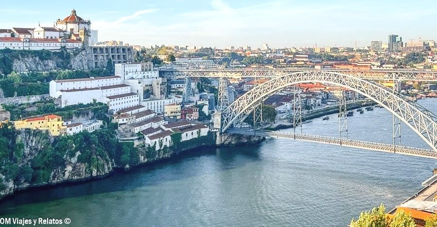 Vista del Puente Don Luis I sobre el río Duero con el Monasterio de la Serra do Pilar al fondo, un imprescindible que ver en Oporto en 2 días.