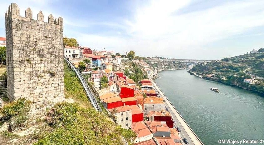 Que ver en Oporto en 2 días: vista del río Duero desde Vila Nova de Gaia junto a la torre del Castelo de Gaia.