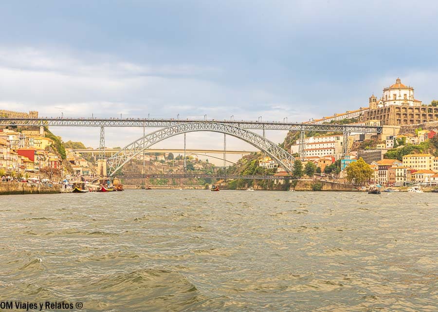 Vista del Puente Don Luis I sobre el río Duero entre Ribeira y Vila Nova de Gaia, una panorámica clásica que ver en Oporto en 2 días.